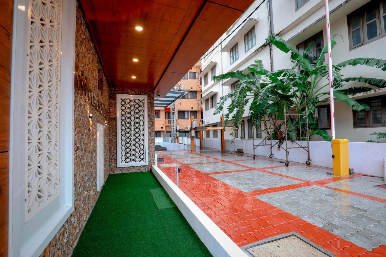 Krishnavalsam Regency Hotell Guruvāyūr Exteriör bild