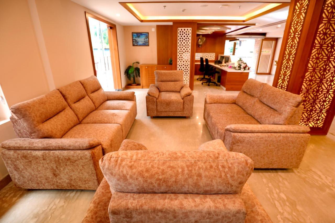 Krishnavalsam Regency Hotell Guruvāyūr Exteriör bild