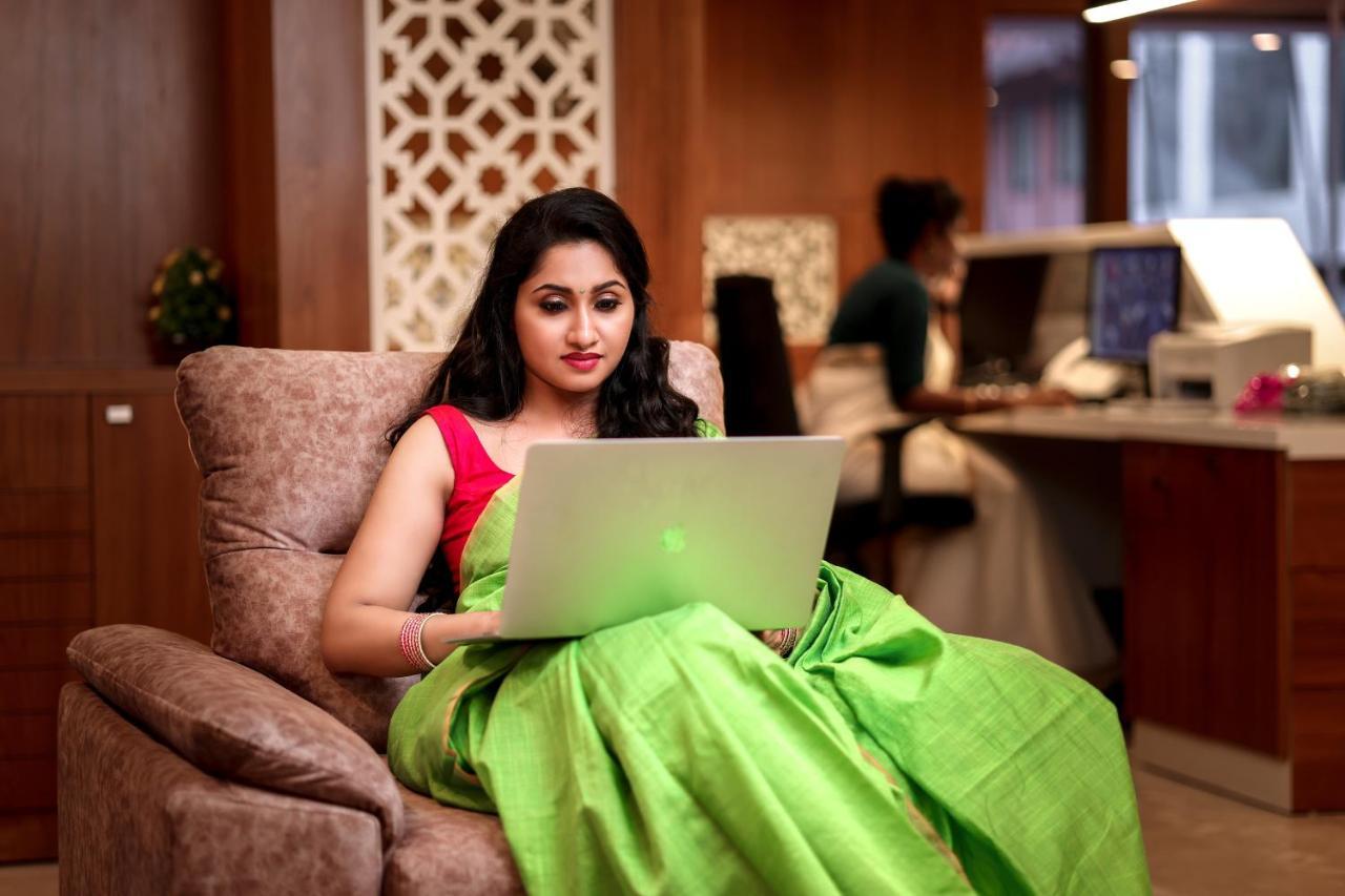 Krishnavalsam Regency Hotell Guruvāyūr Exteriör bild