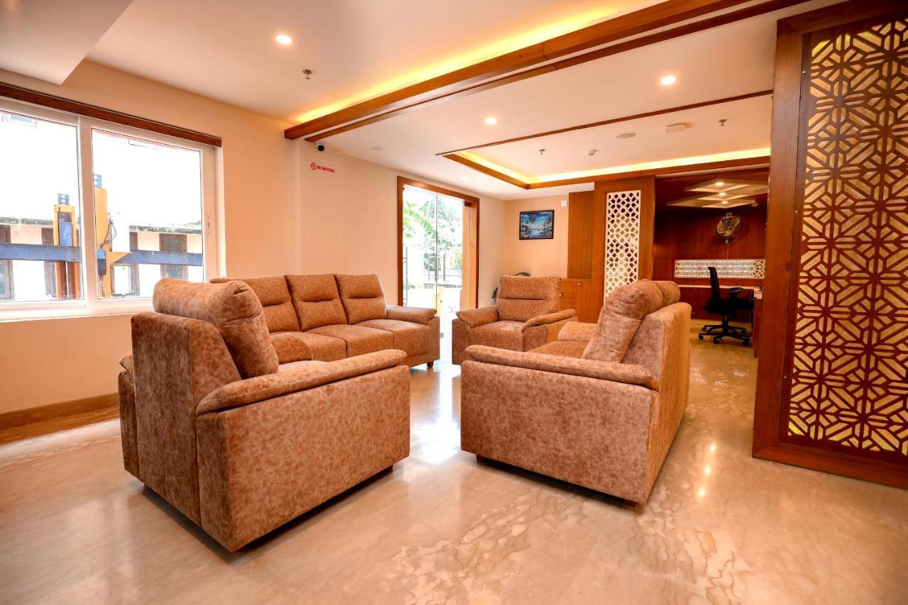 Krishnavalsam Regency Hotell Guruvāyūr Exteriör bild