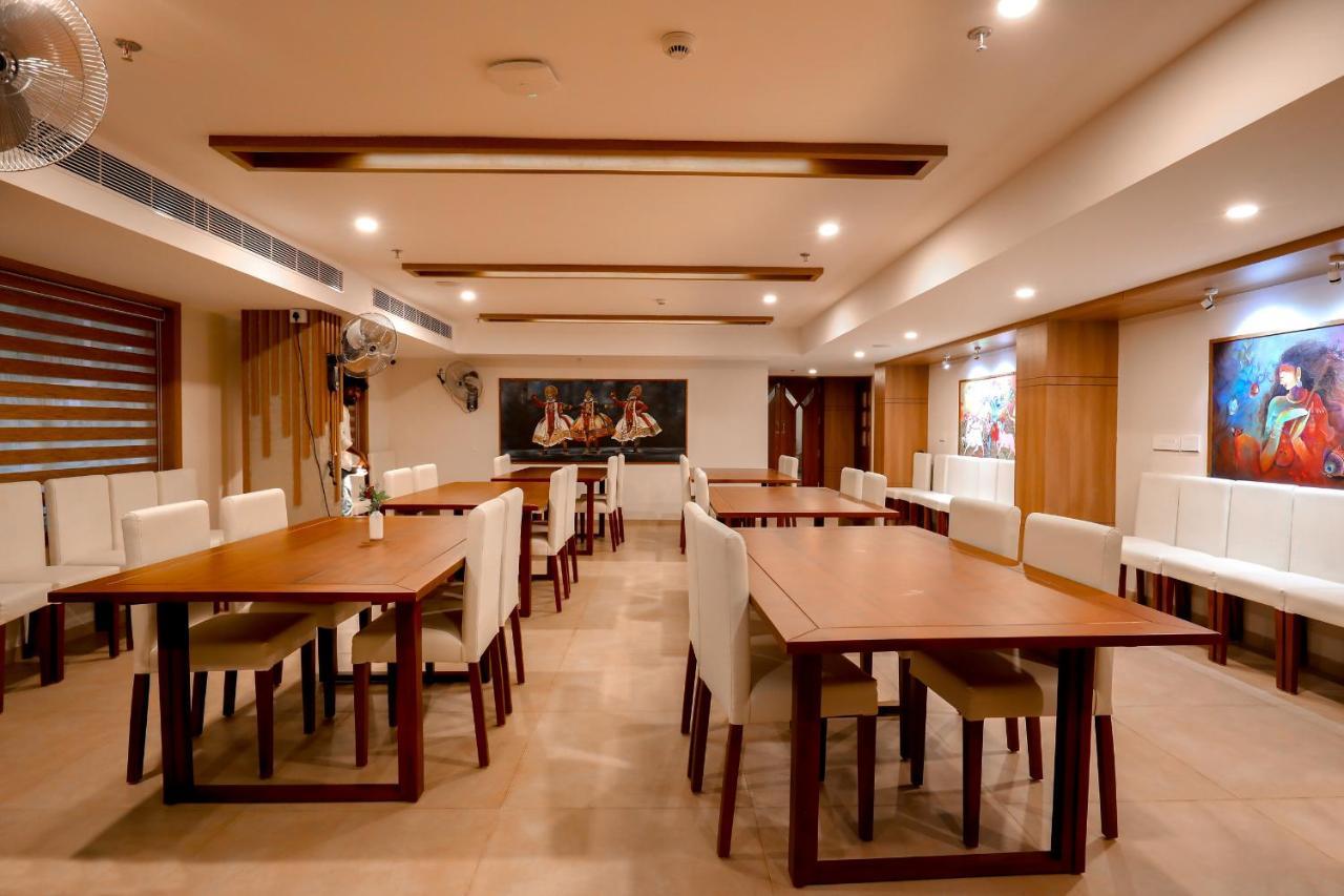 Krishnavalsam Regency Hotell Guruvāyūr Exteriör bild