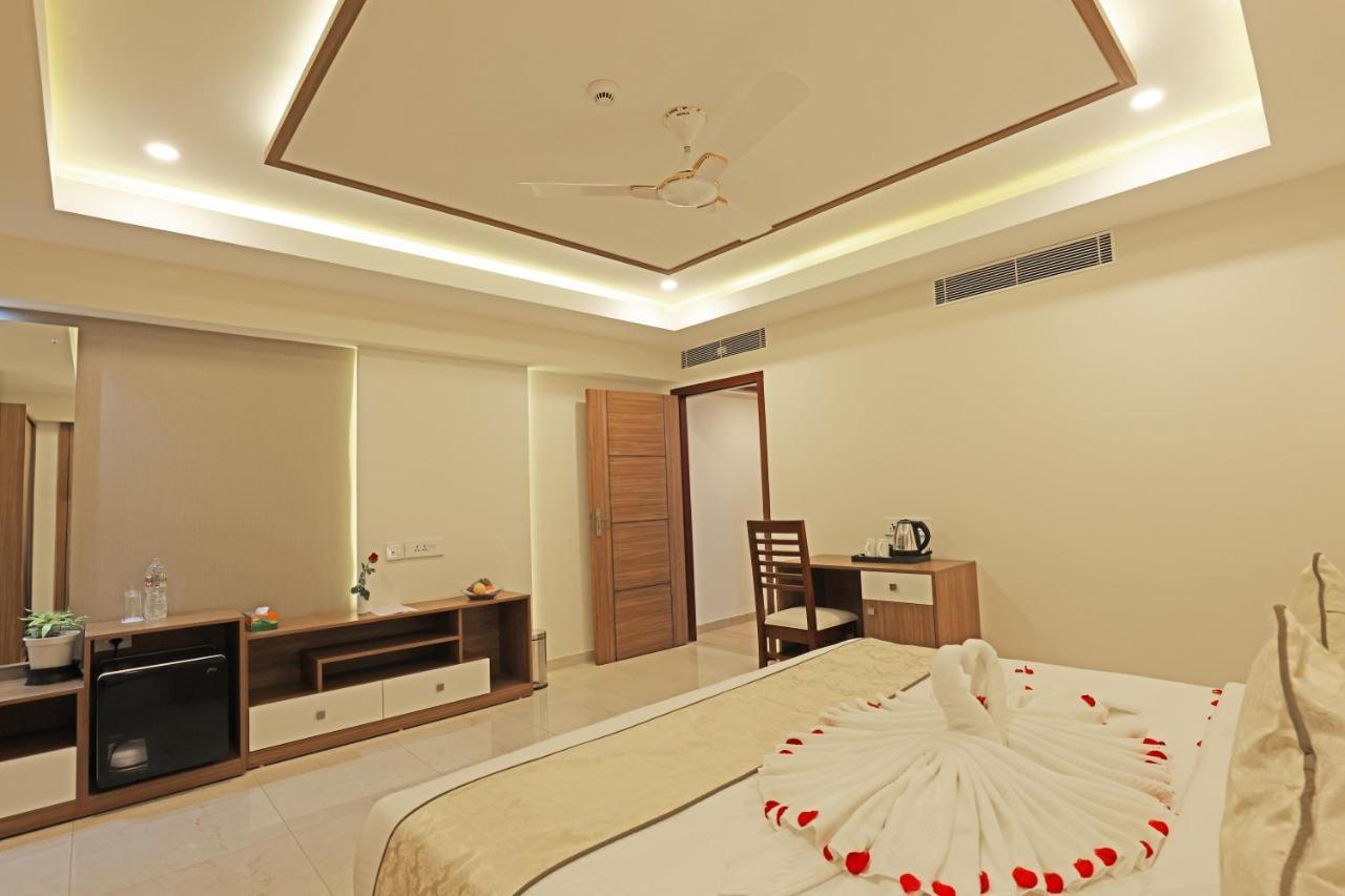 Krishnavalsam Regency Hotell Guruvāyūr Exteriör bild