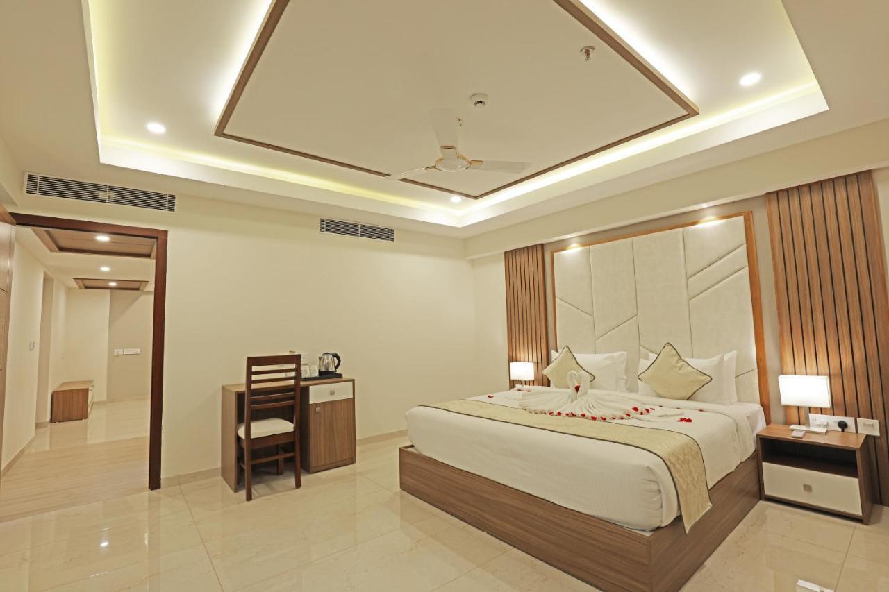 Krishnavalsam Regency Hotell Guruvāyūr Exteriör bild
