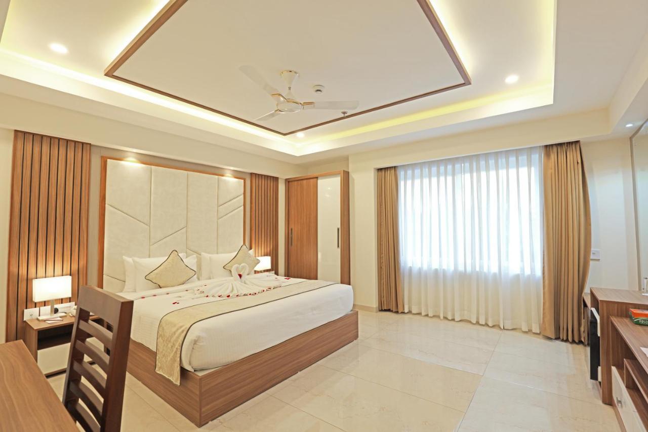 Krishnavalsam Regency Hotell Guruvāyūr Exteriör bild