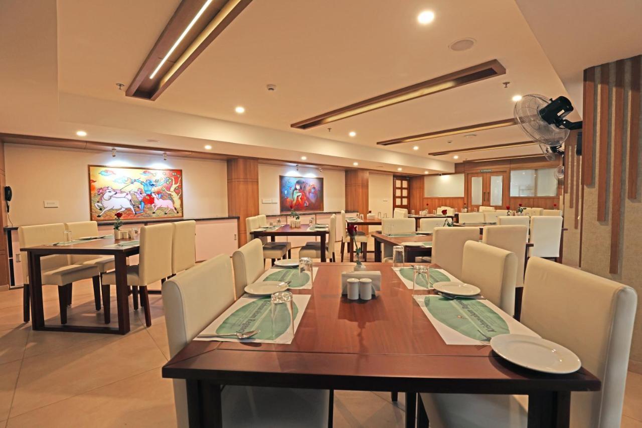 Krishnavalsam Regency Hotell Guruvāyūr Exteriör bild